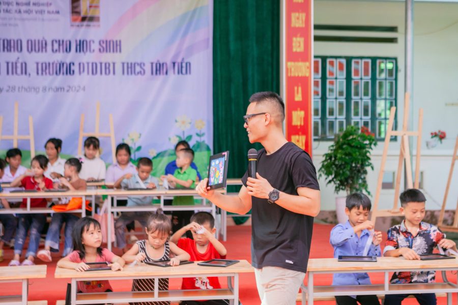 Young artist Chu Nhat Quang interacts with students at the event.