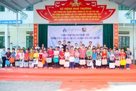 Vietcom and VAET&SOW present gifts to students